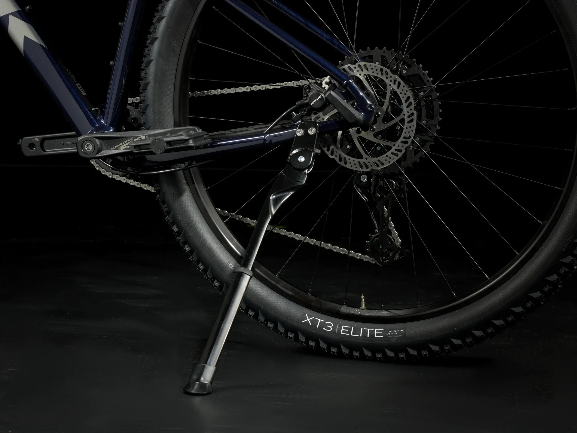 2025 Trek Marlin 6 Gen 3- Rage Red to Deep Dark Blue Fade - Image 10